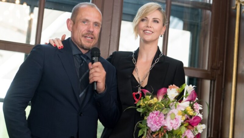 Gery Keszler und Charlize Theron (Bild: APA/EXPA/MICHAEL GRUBER)