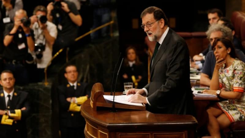 Mariano Rajoy bedankte sich schon vor dem Votum bei den Spaniern und wünschte seinem Nachfolger viel Glück. (Bild: AP)