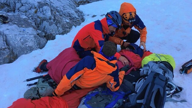 Die Bergretter bereiteten den unterkühlten Mann für den Abtransport mit dem Hubschrauber vor. (Bild: Bergrettung Saalfelden)
