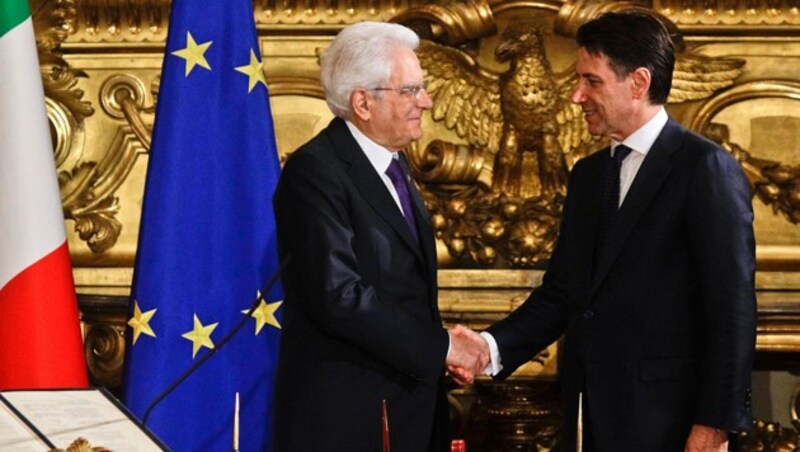 Präsident Sergio Mattarella (links) und Giuseppe Conte (Bild: Associated Press)