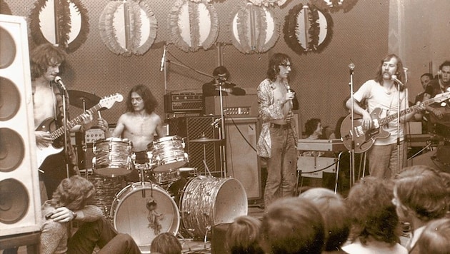Schiffkowitz (Mitte, offenem Hemd) im Jahre 1968 als Frontman der Band Music Machine: mit Josef Jandrisits, Fritz „Boris“ Bukowski, Michael Millner, Petrus Wippel (v. l.). (Bild: Peter Stangl/Bestand Rockarchiv)