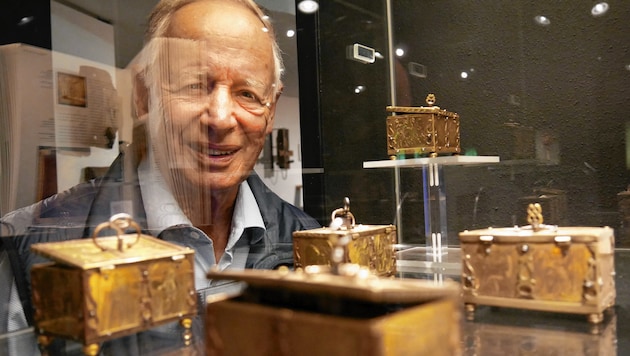Der 80-jährige Museumsdirektor mit Exponaten seiner 13.000 Stücke umfassenden „Schell Collection“ in der Wiener Straße 10 in Graz. (Bild: Matthias Wagner)