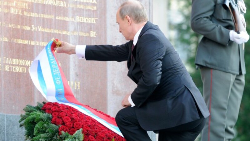 Wladimir Putin legt bei jedem seiner Wien-Besuche am Schwarzenbergplatz einen Kranz für die gefallenen sowjetischen Soldaten nieder. (Bild: APA/Hans Punz)