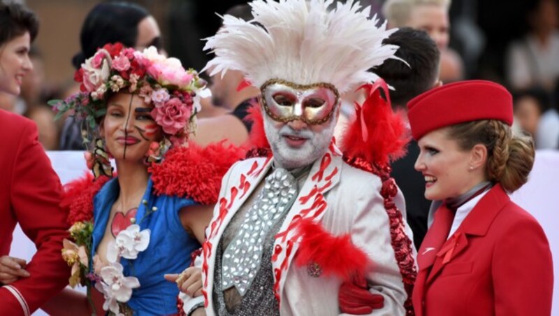 Bunte Partypeople, wohin das Auge reicht. (Bild: APA/ROLAND SCHLAGER)