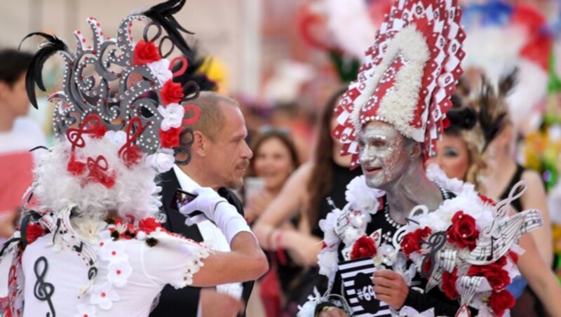 Gery Keszler mit Besuchern seines Life Balls (Bild: APA/ROLAND SCHLAGER)