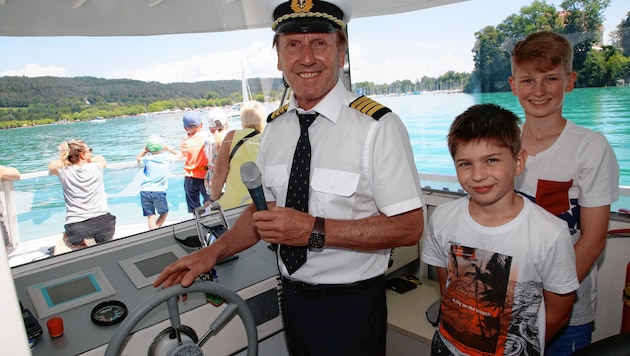 Chefkapitän Josef Jeller im „Krone“-Elektroboot mit „Assistenten Manuel & Lukas (Bild: Rojsek-Wiedergut Uta)