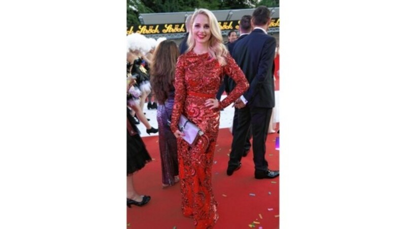 Andreas Gabaliers Liebste Silvia Schneider schritt in einer Robe in Red-Ribbon-Rot über den roten Teppich beim Life Ball. (Bild: Klemens Groh)