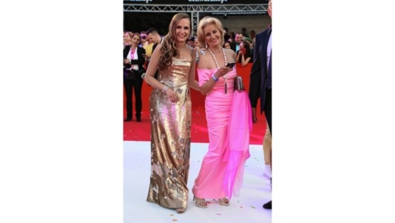 Maria Großbauer strahlte in ihrer goldenen Glitzerrobe mit Elisabeth Gürtler in knalligem Pink um die Wette. (Bild: Klemens Groh)