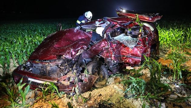 Der Wagen des Slowenen wurde bei dem Crash in Sattledt bis zur Unkenntlichkeit zerstört. Einsatzkräfte konnten dem 34-Jährigen leider nicht mehr helfen. (Bild: laumat.at/Matthias Lauber)