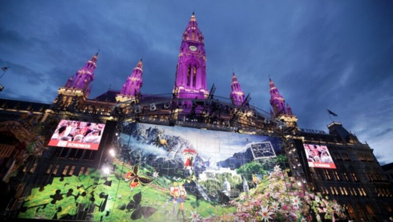 Die Bühne vor dem Rathaus (Bild: APA/GEORG HOCHMUTH)