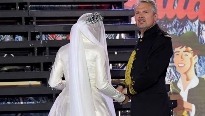 Herbert Föttinger und Conchita gaben sich bei der Eröffnung des Life Balls das Jawort. (Bild: APA/GEORG HOCHMUTH)