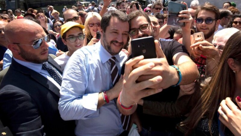 Innenminister Matteo Salvini genießt während des Tages der Republik das Bad in der Menge. (Bild: ANSA)