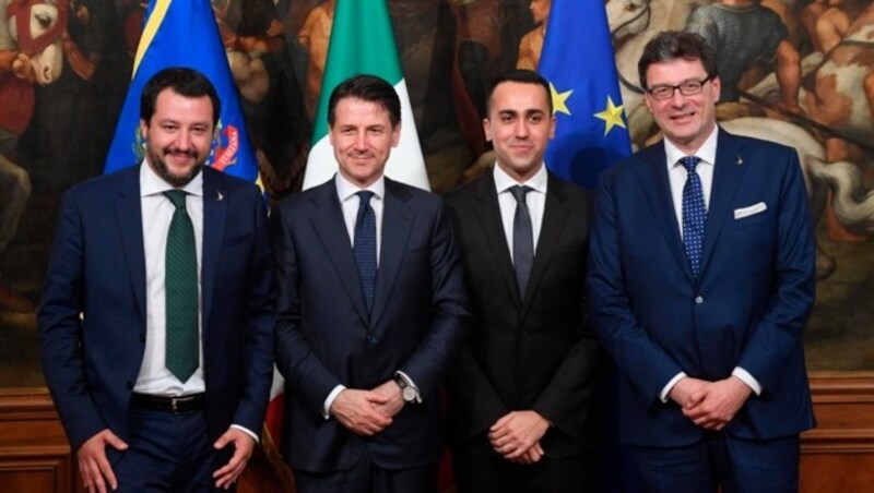 Mitglieder der neuen Regierung Italiens nach der Vereidigung: Innenminister Matteo Salvini, Regierungschef Giuseppe Conte, Chef der Fünf Sterne Luigi Di Maio und Staatssekretär Giancarlo Giorgetti, (Bild: ANSA)