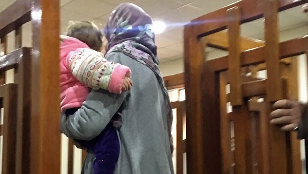 Melina Boughedir erschien zum Prozess mit ihrer Tochter. (Bild: AFP)