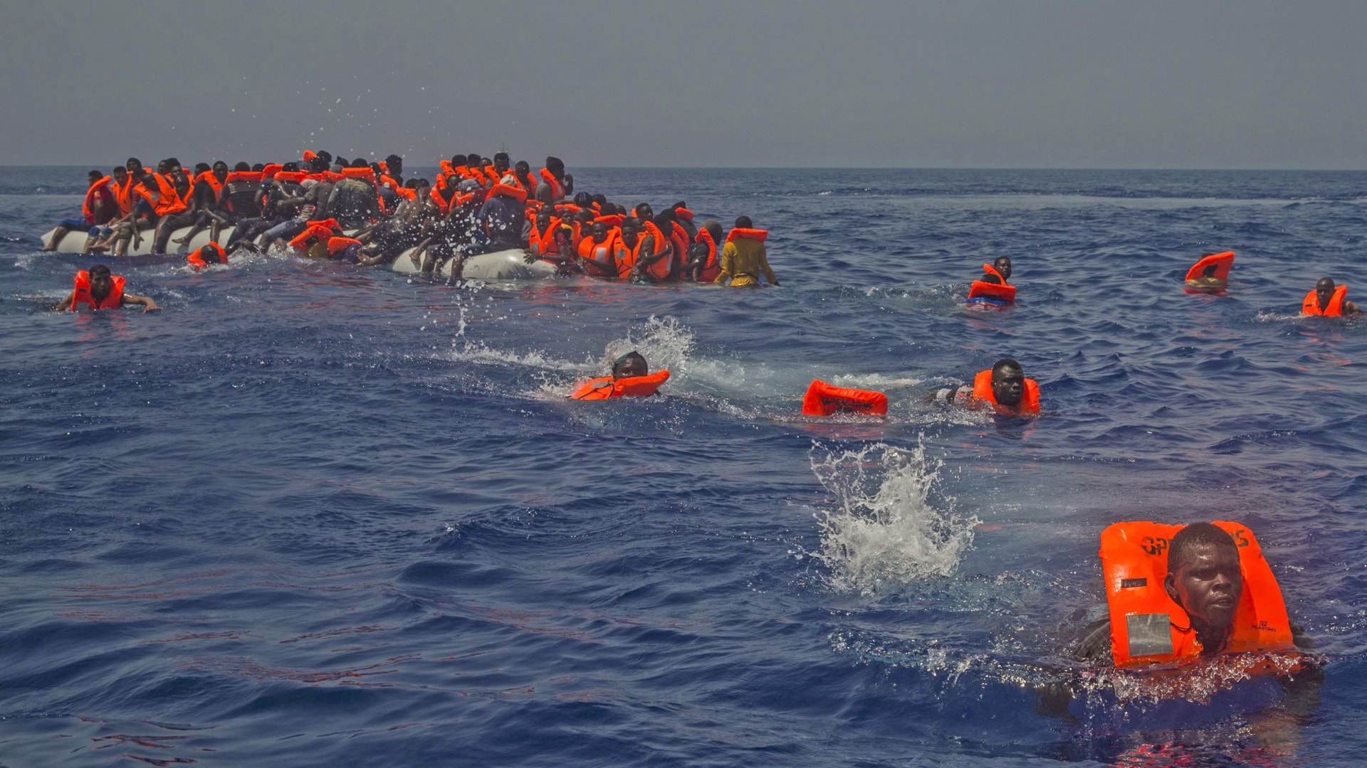 Fluchtlingsboot Vor Hotelstrand Untergegangen Krone At