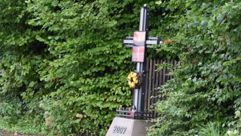 Dieses Kreuz soll an die zahlreichen Toten erinnern, die bei Tauchgängen im Attersee bereits ihr Leben verloren haben. (Bild: Wolfgang Spitzbart)