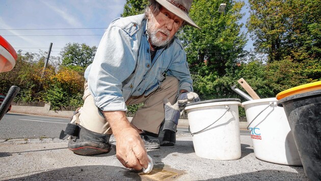 Dern deutsche Künstler Gunter Demnig hat die „Stolpersteine“ erfunden. (Bild: MARKUS TSCHEPP)