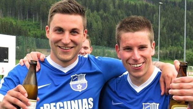Daniel (links) und Rainer Pfeifenberger feierten die 2. Landesliga-Rückkehr von Zederhaus trotz 1:3 in Flachau ausgiebig. (Bild: Hofbauer Walter)