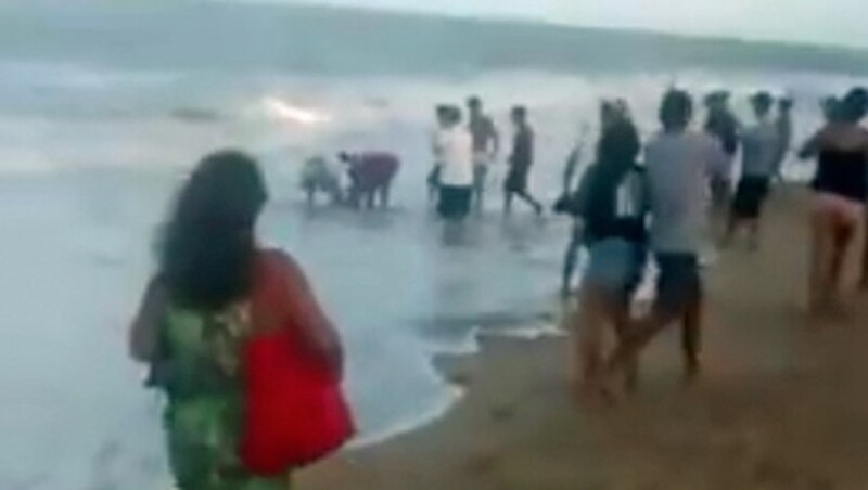 Dutzende Strandbesucher eilen dem schwer verletzen Teenager zu Hilfe. (Bild: youtube.com)