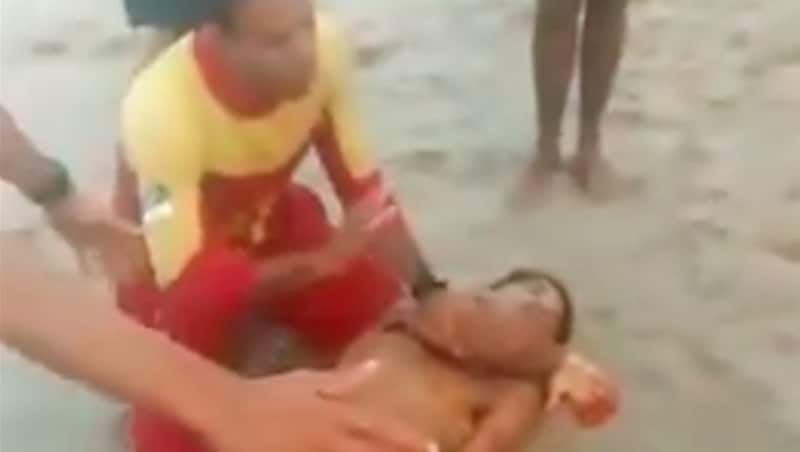 Am Strand erhält Jose Erste Hilfe nach der Attacke durch den Hai. (Bild: youtube.com)