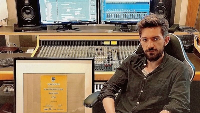 Daniel Stadler in den frame studios und mit Urkunde. Für die Untermalung der Szene setzte er auf volles Orchester und überzeugte die Jury. (Bild: Stadler)