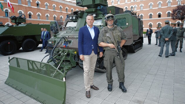 Verteidigungsminister Kunasek vor einem der 32 neu angeschafften Universal-Geländefahrzeuge „Hägglunds“ (Bild: Reinhard Holl)