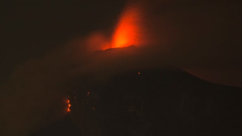 Ohne Vorwarnung stieß der 3763 Meter hohe Feuervulkan heiße Asche und Gesteinsbrocken aus. (Bild: AP)