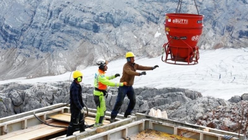 Nichts für Weicheier: Die „Bauhackler“ am Dachstein leisten Großes. (Bild: Sepp Pail)