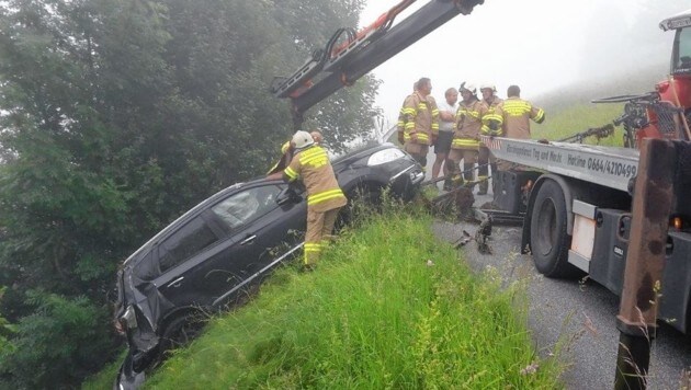 Die Feuerwehr Niedernsill barg den abgestürzten Wagen mit einer Seilwinde. (Bild: Feuerwehr Niedernsill)