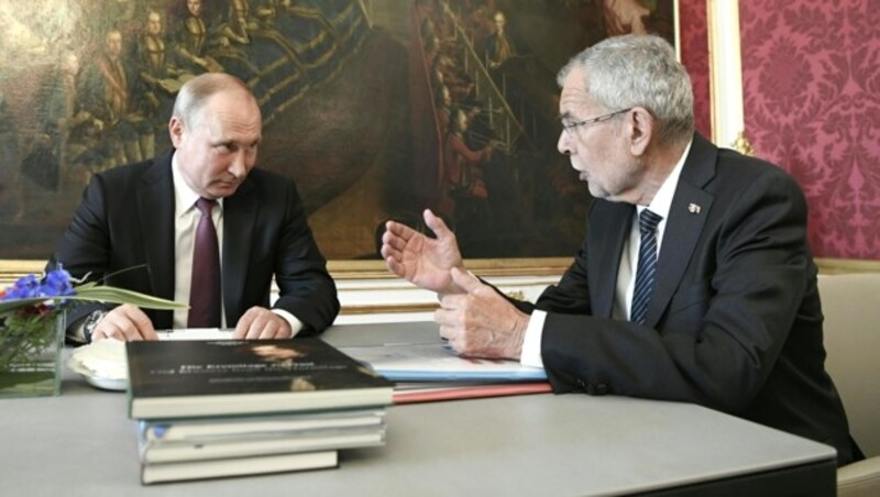 Bundespräsident Alexander Van der Bellen im Gespräch mit seinem Amtskollegen Wladimir Putin (Bild: APA/HANS KLAUS TECHT)