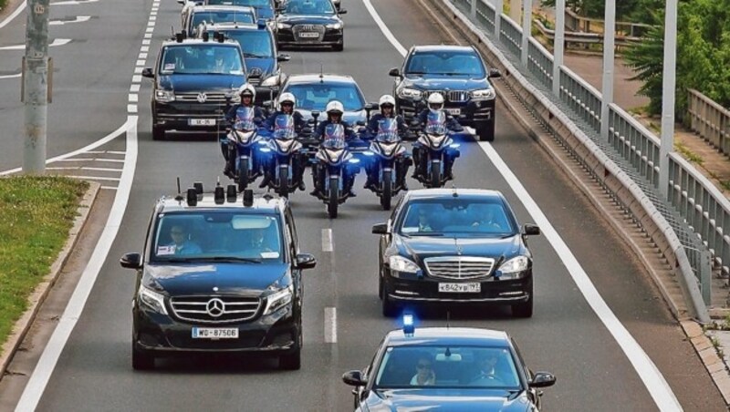 Insgesamt 42 Fahrzeuge sicherten Putins Fahrzeug bei seinem Besuch in Wien. (Bild: Zwefo)