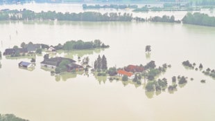 Die Flut verwandelte 2013 das Eferdinger Becken in eine einzige Wasserlandschaft. Es wurde ein Masterplan zum Schutz der Menschen erstellt, aber die Umsetzung lässt auf sich warten.  (Bild: Kronen Zeitung)