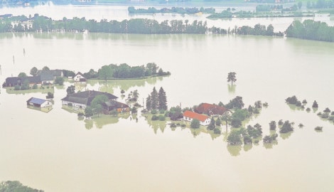 Die Flut verwandelte 2013 das Eferdinger Becken in eine einzige Wasserlandschaft. Es wurde ein Masterplan zum Schutz der Menschen erstellt, aber die Umsetzung lässt auf sich warten.  (Bild: Kronen Zeitung)