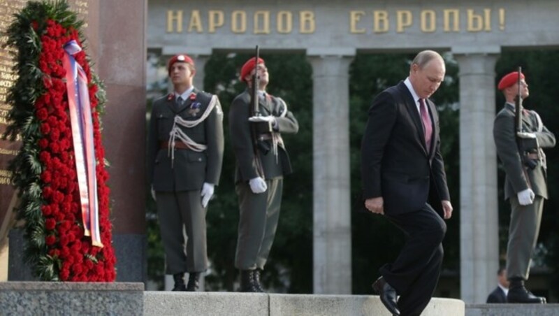 Putin legte vor dem Denkmal der Roten Armee am Wiener Schwarzenbergplatz einen Kranz nieder. (Bild: APA/GEORG HOCHMUTH)