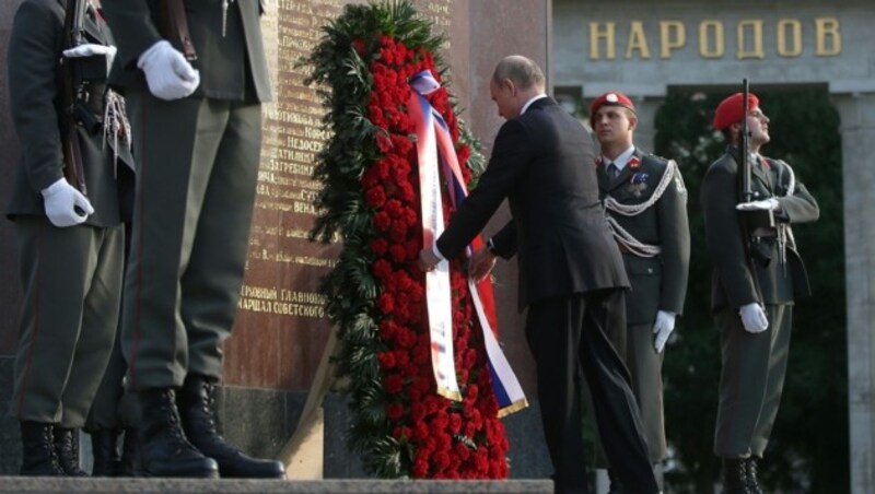 Putin legte vor dem Denkmal der Roten Armee am Wiener Schwarzenbergplatz einen Kranz nieder. (Bild: APA/GEORG HOCHMUTH)