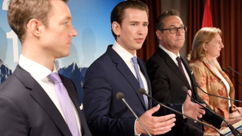 Minister Blümel, Bundeskanzler Kurz, Vizekanzler Strache und Ministerin Kneissl während einer Pressekonferenz zum Programm des österreichischen EU-Vorsitzes in Brüssel (Bild: APA/ROLAND SCHLAGER)