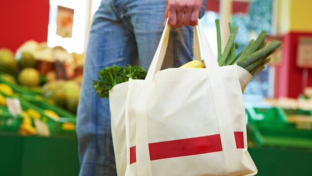 Selbst mit vermeintlich keinen Dingen kann man nachhaltig und sparsam einkaufen: etwa mit der eigenen Einkaufstasche, statt immer wieder ein Sackerl neu zu kaufen. (Bild: stock.adobe.com, krone.at-Grafik)
