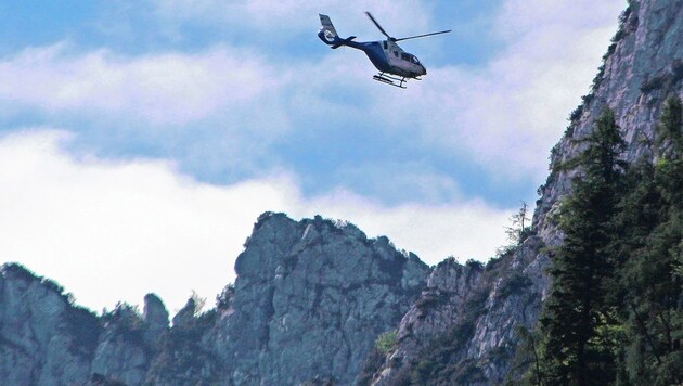 Auch ein Hubschrauber war bei der Suche im Einsatz. (Bild: BRK)