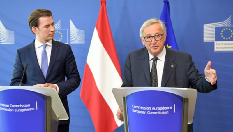 Sebastian Kurz lauscht den Worten von Jean-Claude Juncker. (Bild: APA/ROLAND SCHLAGER)