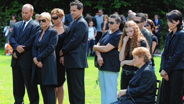 Familie und Weggefährten beim Begräbnis, rechts Skoffs Mutter (Bild: w. pessentheiner)