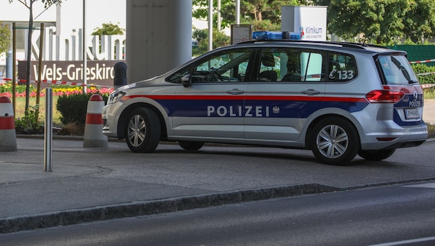 Großeinsatz der Polizei beim Klinikum Wels (Bild: laumat.at/Matthias Lauber)