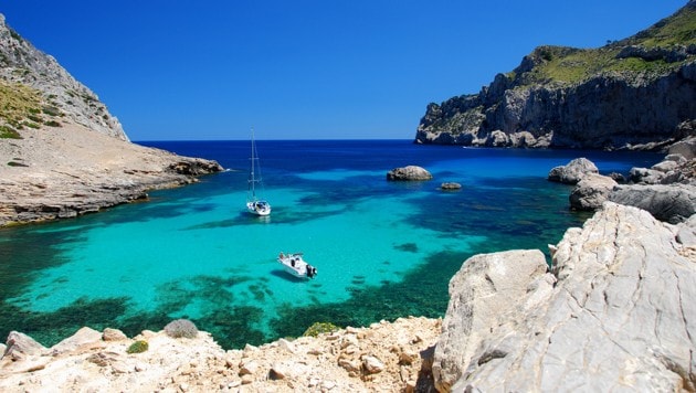 Bucht auf Mallorca (Bild: stock.adobe.com, krone.at-Grafik)