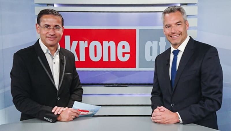 krone-tv-Interviewer Gerhard Koller und ÖVP-Generalsekretär Karl Nehammer (Bild: Georg Horner, krone.at-Grafik)