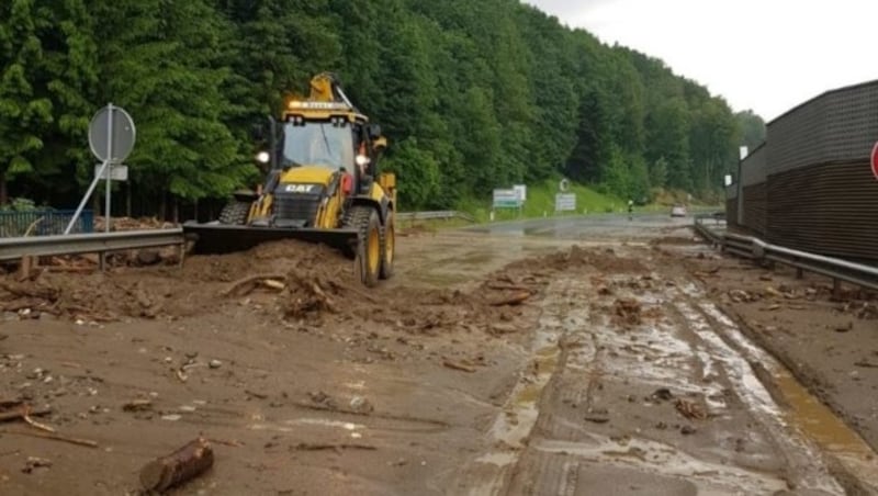 Viele Straßen mussten aufgrund von Vermurungen gesperrt werden. (Bild: Georg Bachhiesl)