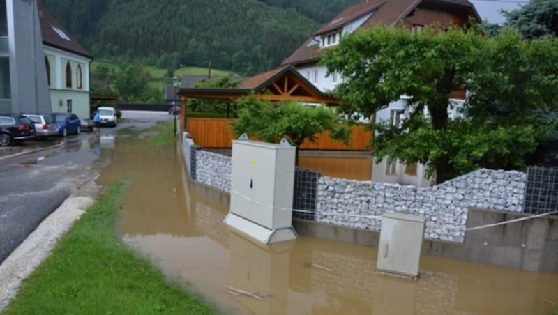 Mehrere Gebäude stehen unter Wasser. (Bild: Georg Bachhiesl)