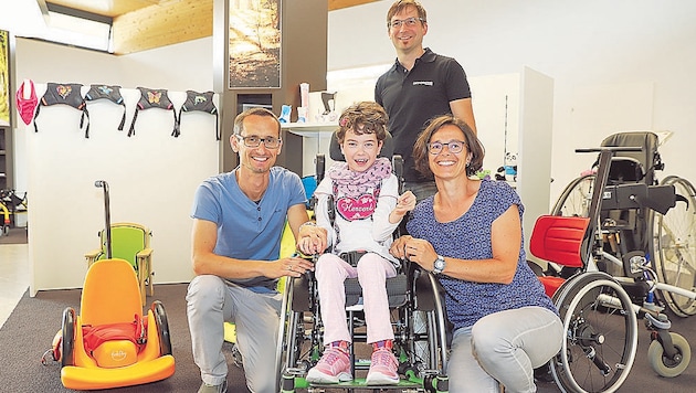 Firmenchef Andreas Falkensammer mit der neunjährigen Sophie und deren Eltern. (Bild: laumat.at / Matthias Lauber)