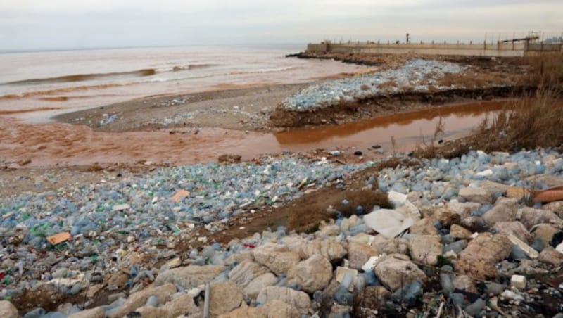 Eine Stelle, an der der Ghadir-Fluss im Libanon ins Mittelmeer mündet, ist völlig vermüllt. (Bild: AFP)