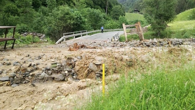 In der Ortschaft Vorderkrems trat der Ulebach aufgrund einer verklausten Brücke über die Ufer. (Bild: Feuerwehr Kremsbrücke)