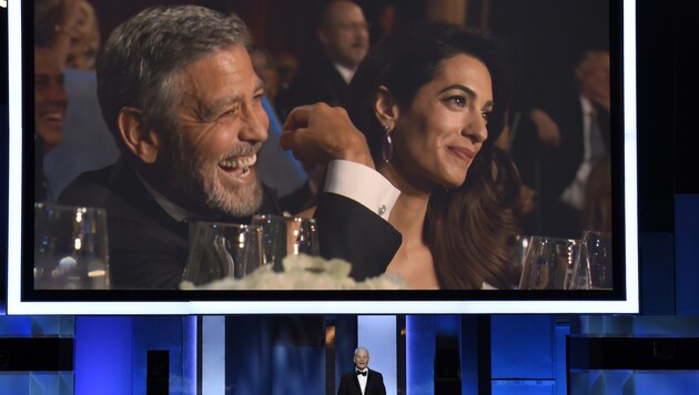 George Clooney und Ehefau Amal während der Gala (Bild: AFP)