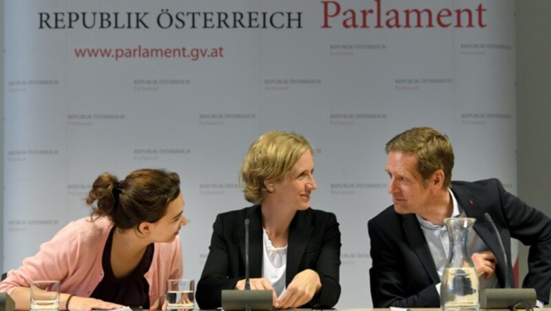 Alma Zadic (Liste Pilz), Stephanie Krisper (NEOS), Kai Jan Krainer (SPÖ) (Bild: APA/ROLAND SCHLAGER)